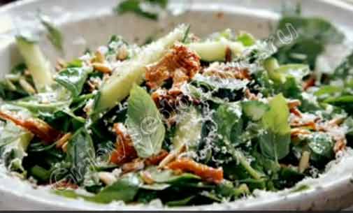 Теплый салат из шпината, изюма и кедровых орешков рецепт – Европейская кухня: Салаты. «Еда»