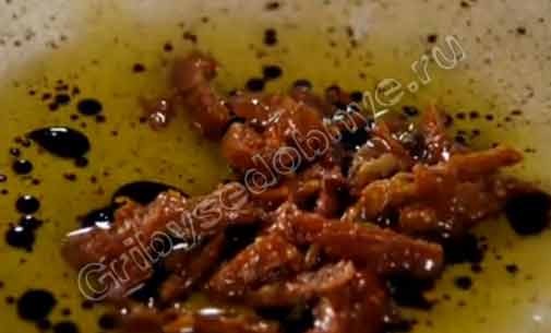 Бальзамический уксус и оливковое масло для заправки салата с кедровыми орешками