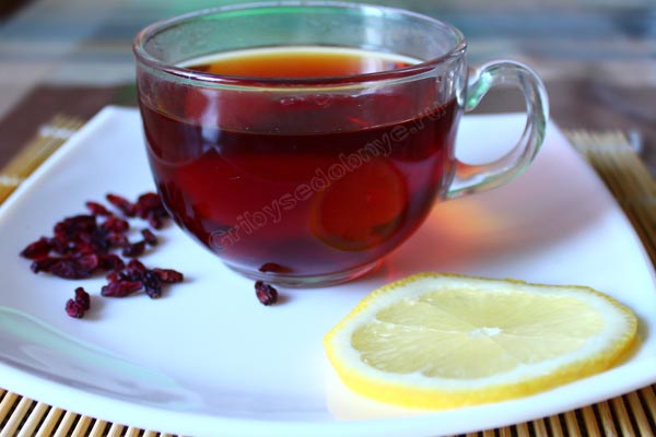 Рецепт приготовления чёрного чая с лимоном и ягодами барбариса с фото